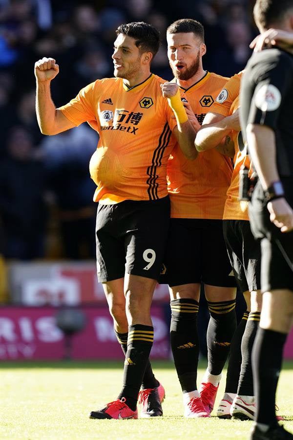 Raúl Jiménez celebrando un gol con los Wolves