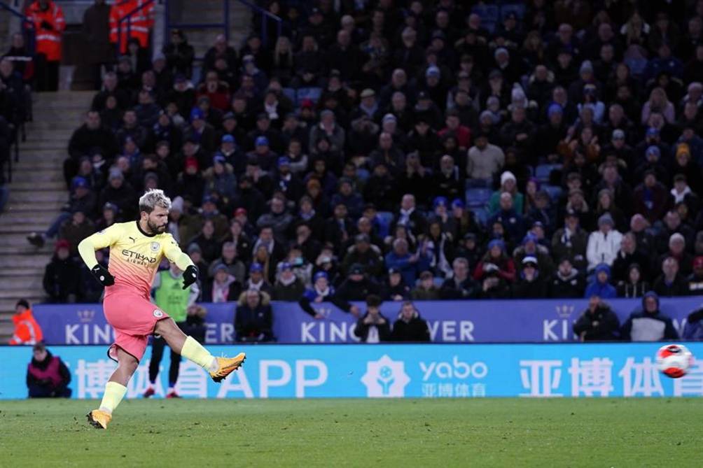 El Kun a la hora de ejecutar su penal ante el Leicester