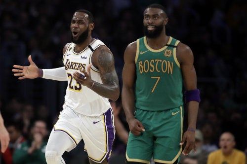 LeBron James y Jaylen Brown durante el partido