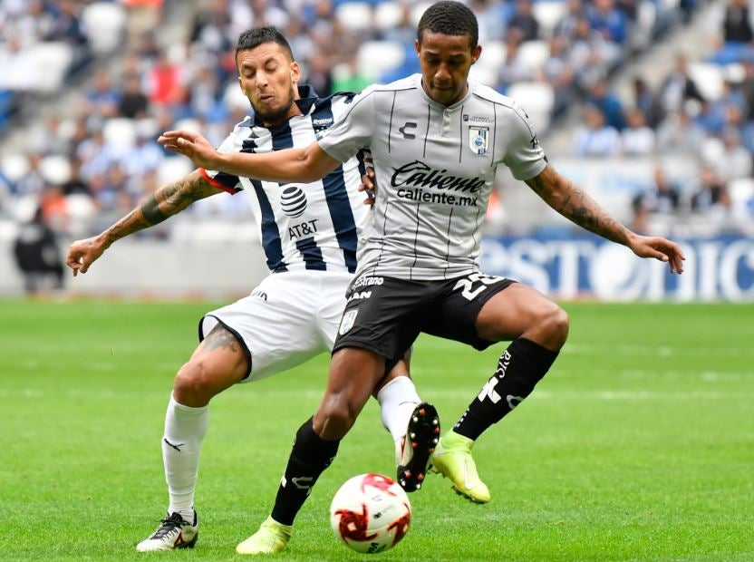 Jeison Lucumí, protege la esférica en duelo contra Rayados