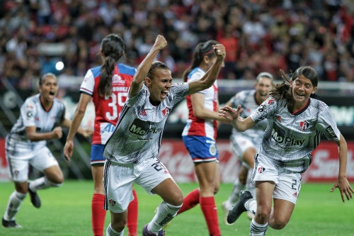 Jugadoras de las rojinegras festejan un gol