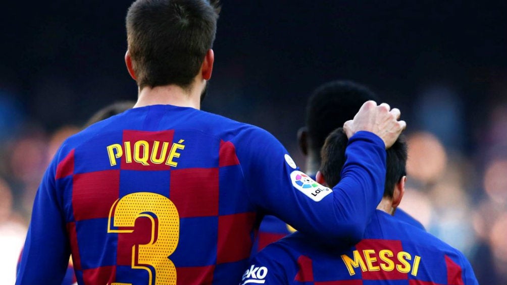 Gerard Piqué junto a Lionel Messi durante un partido con Barcelona