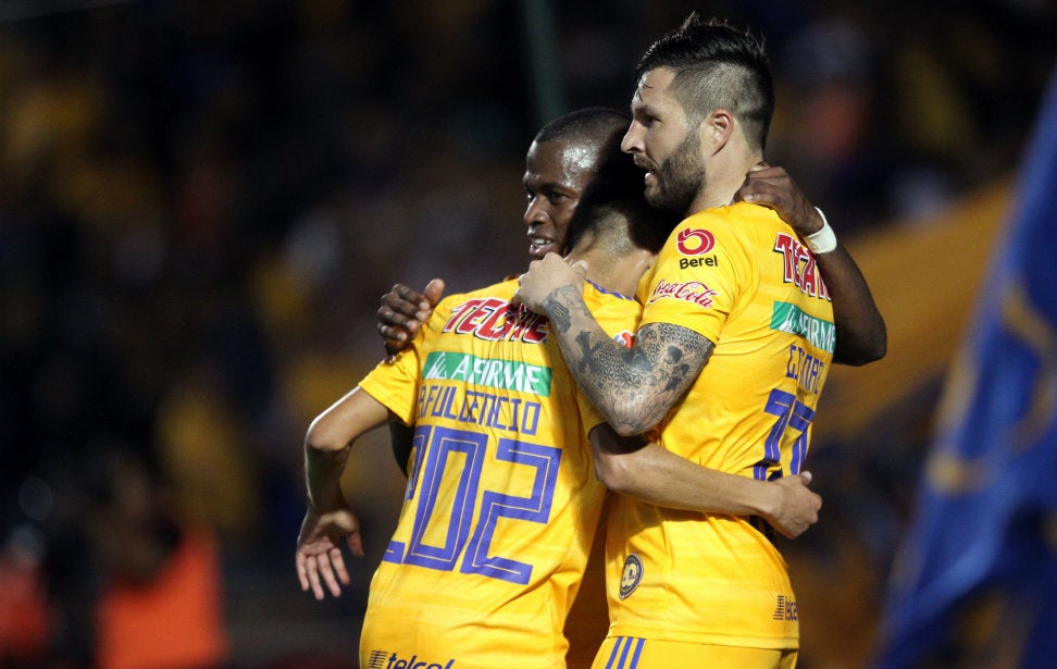 Jugadores de Tigres celebrando un gol