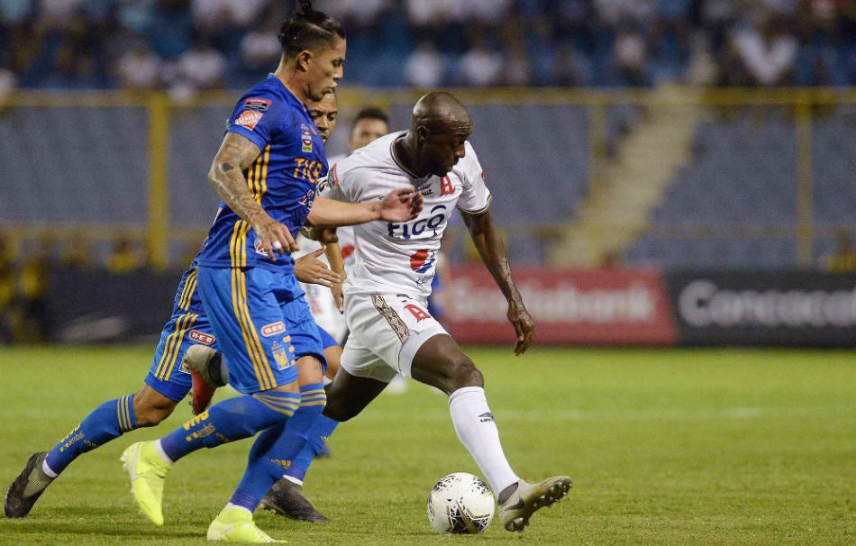 Carlos Salcedo en el partido entre Alianza y Tigres