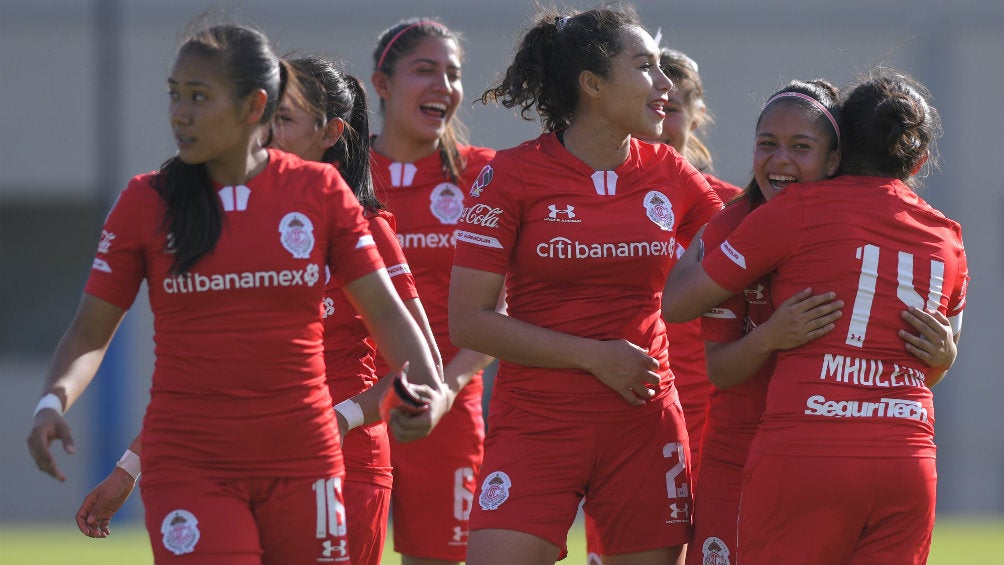 Jugadoras de Toluca Femenil celebrando el gol del triunfo