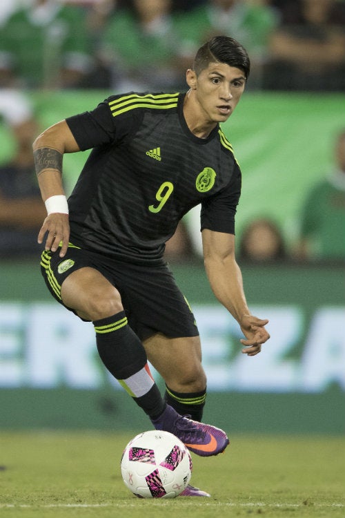 Alan Pulido durante un juego del Tri