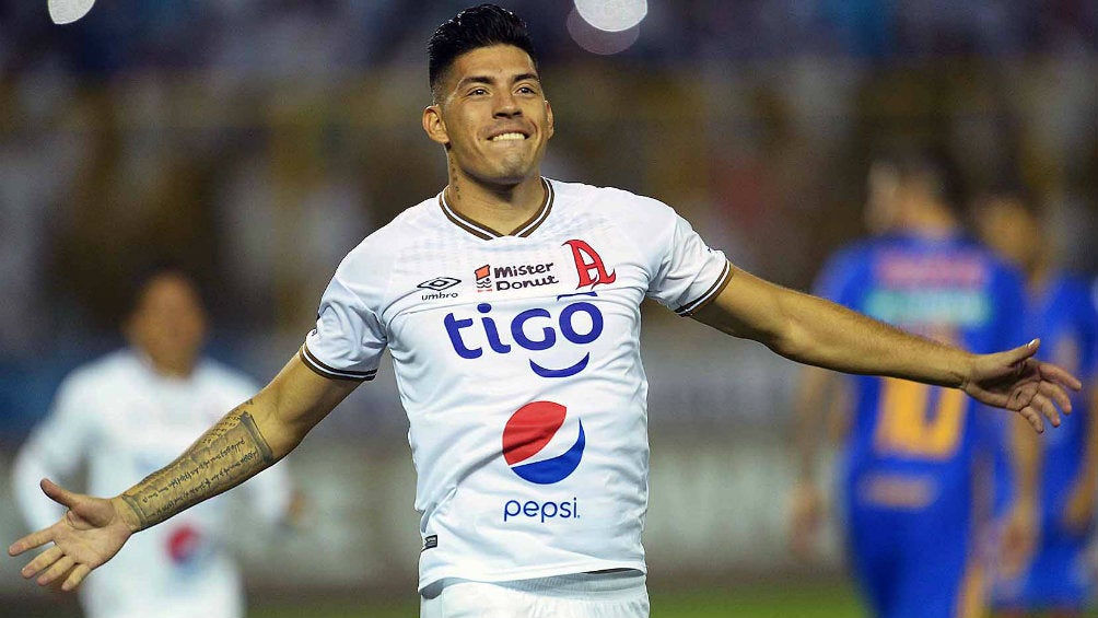 Felipe Ponce celebrando un gol de Alianza