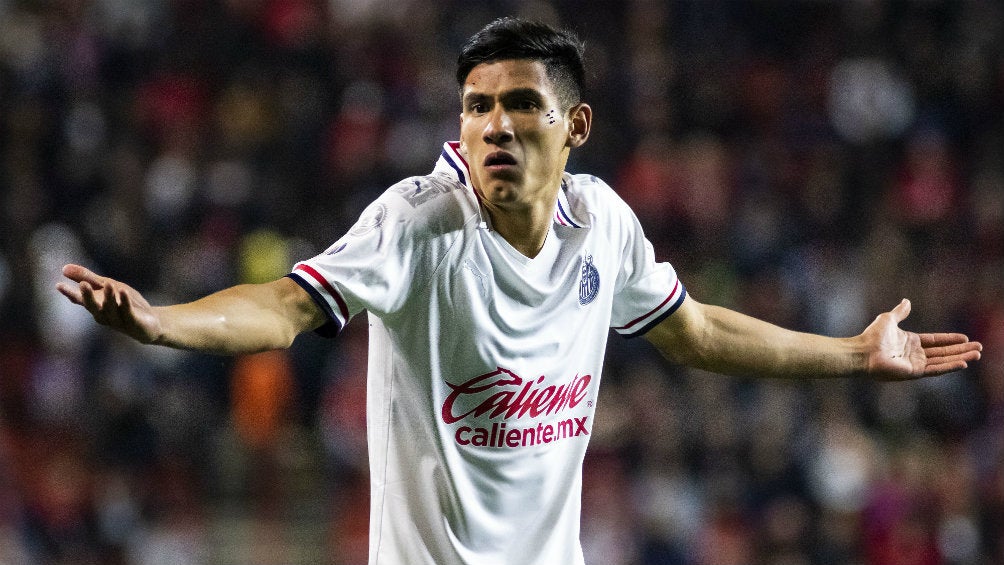 Uriel Antuna durante un partido con Chivas