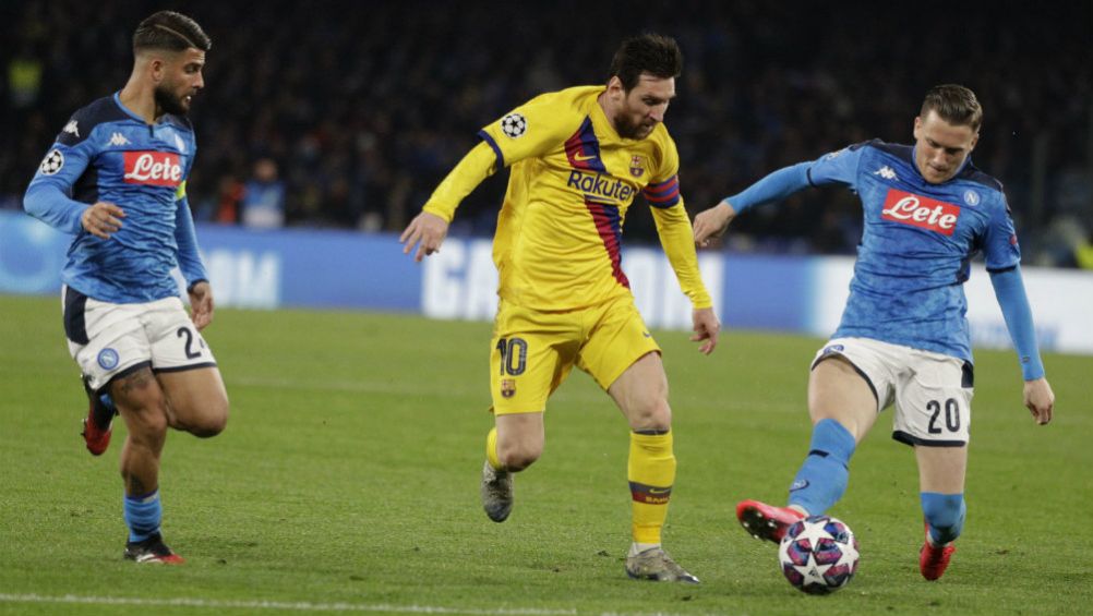 Messi y Zielinski, en el partido de Champions