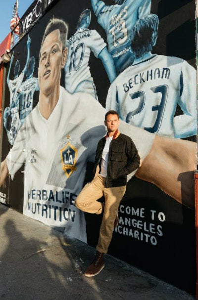 El mexicano enfrente de su mural 