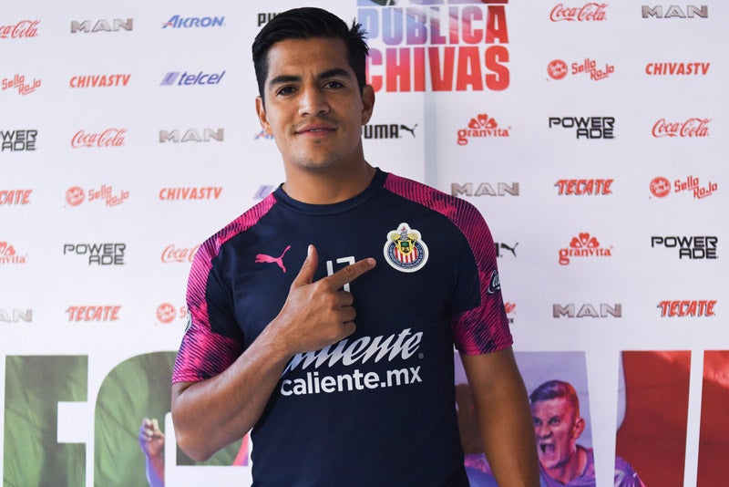 Chapo Sánchez posa con la indumentaria de Chivas 