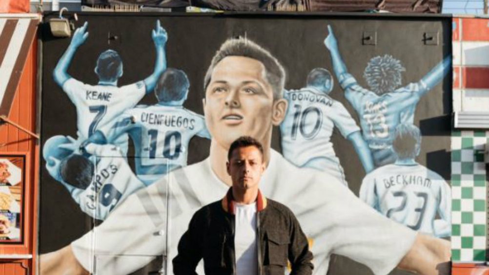 Chicharito posando frente a su mural