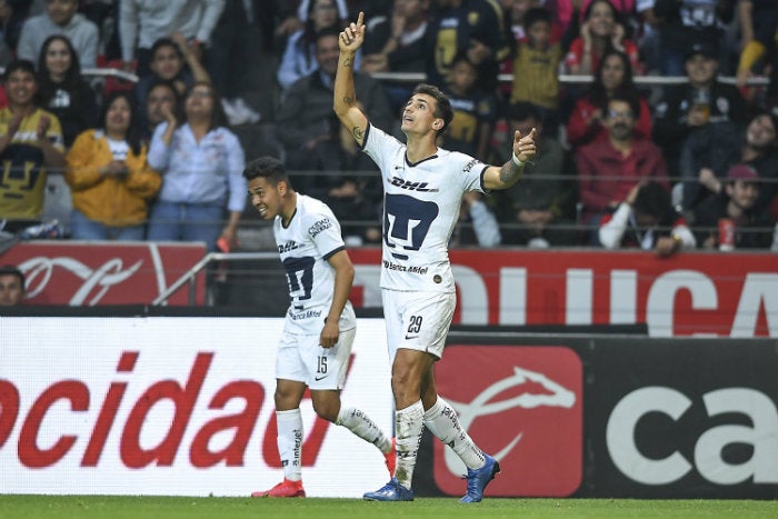 Dinenno, durante un partido de Pumas