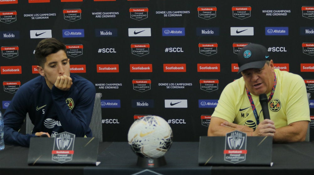 Miguel Herrera y Santiago Cáseres en conferencia de prensa