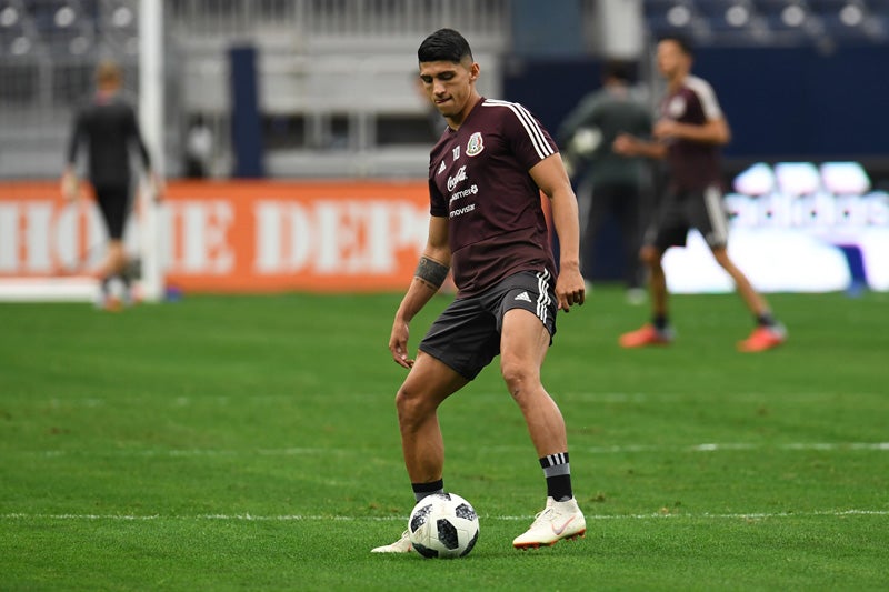 Alan Pulido en un entrenamiento con el Tri