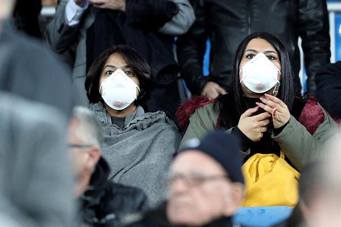 Fan con cubrebocas en el Bernabéu