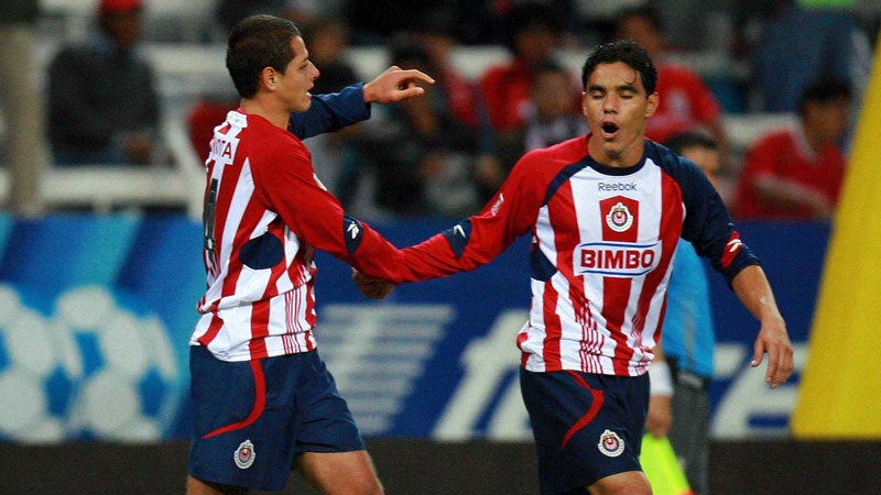 Chicharito celebra un gol con Omar Bravo en 2010