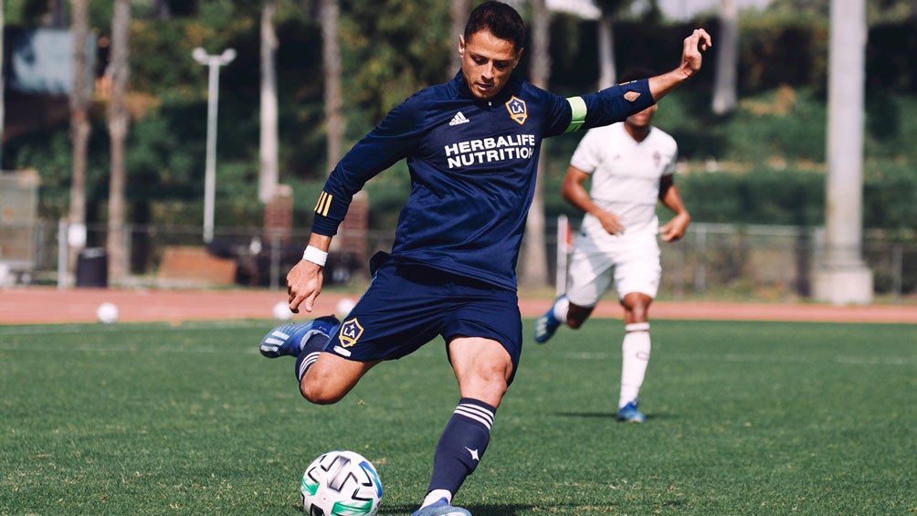 Chicharito durante un duelo con el Galaxy 