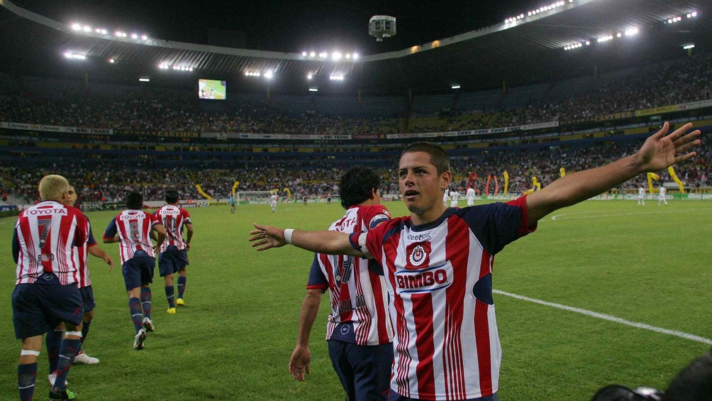 Chicharito celebra una anotación con Chivas en 2010