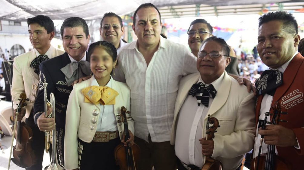 Cuauhtémoc Blanco posa junto a unos mariachis