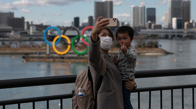 Madre se toma una selfie con su hijo en Tokio con los aros olímpicos