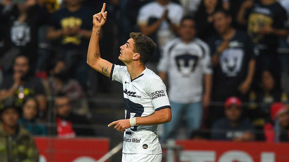 Juan Dinenno festeja un gol con Pumas