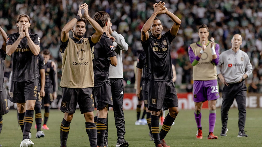 Los jugadores de LAFC después del partido con León