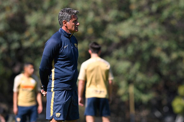 Míchel González durante un entrenamiento con Pumas 