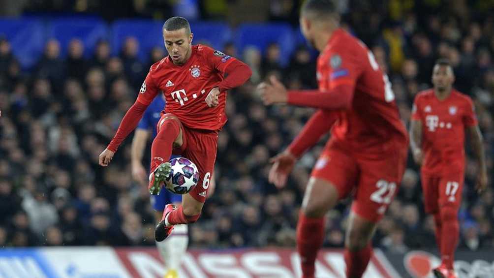 Alcantara controla el balón en el juego ante el Chelsea 