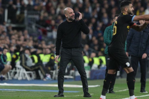 El entrenador del Manchester City en el banquillo