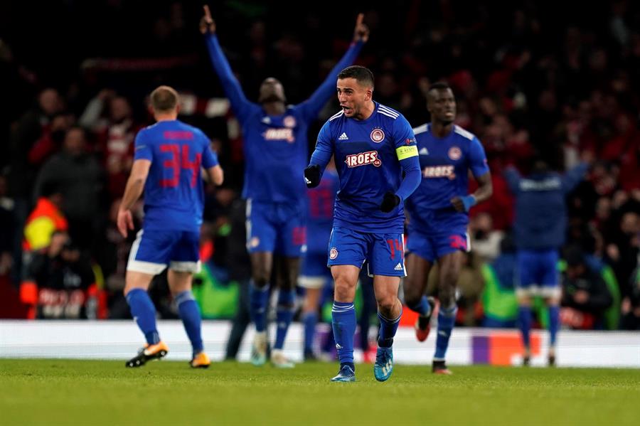 Olympiacos celebra el segundo gol contra Arsenal