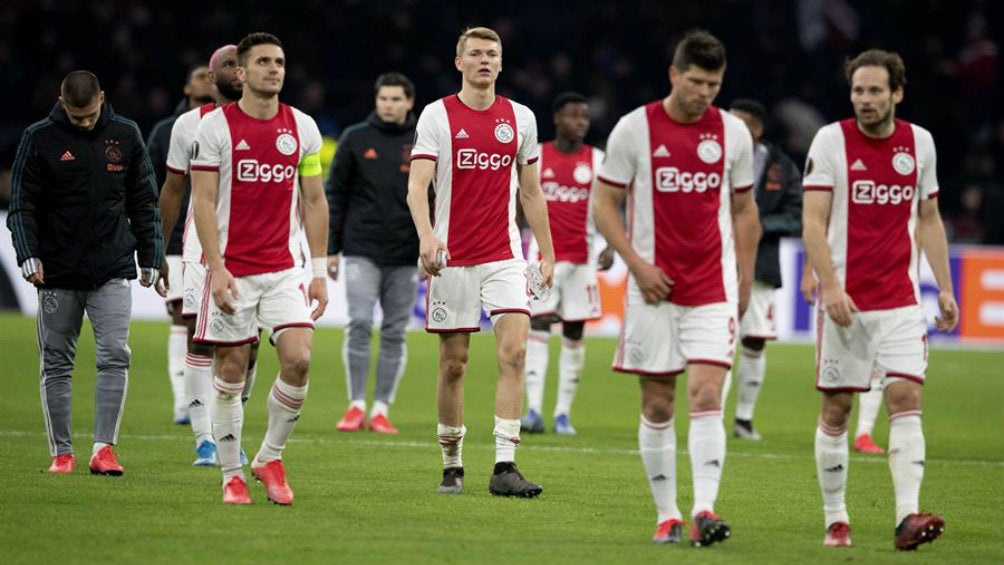 Jugadores del Ajax se lamentan tras derrota 