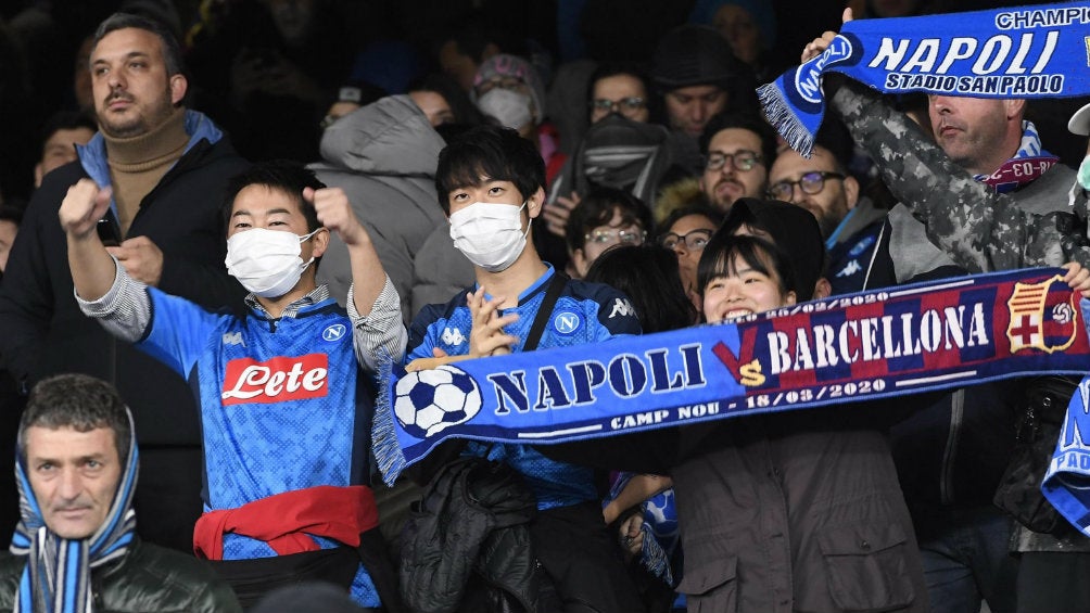 Aficionados en partido de Nápoles vs Barcelona