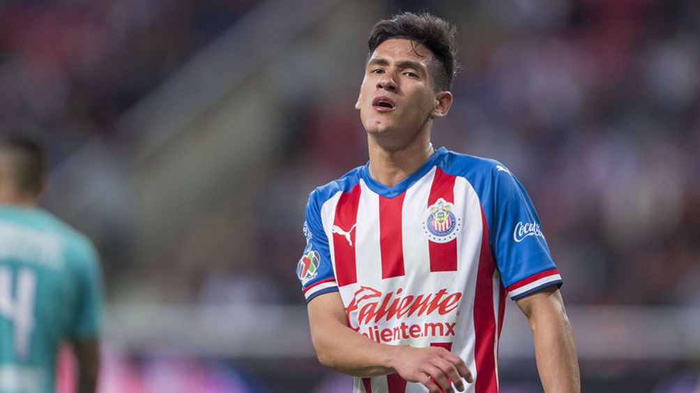 Uriel Antuna se lamenta en un juego de Chivas