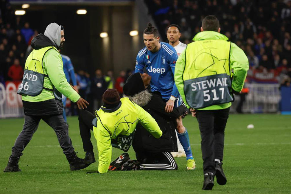 Cristiano gritándole a la aficionada y a la gente de seguridad  