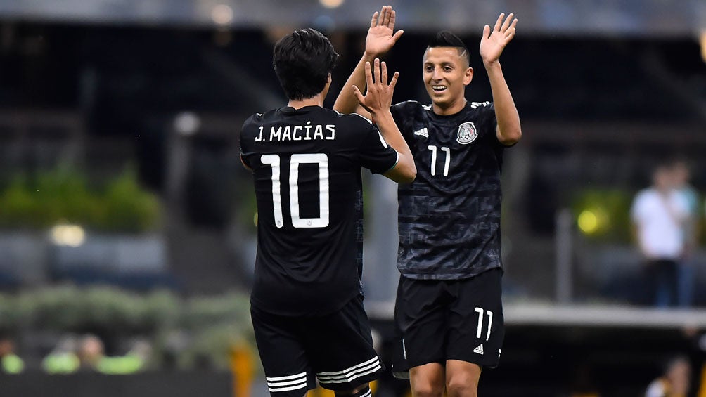 Macías celebra una anotación en el Estadio Azteca 