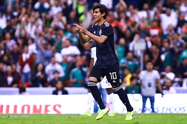 José Juan Macías festeja un gol con Selección Mexicana 