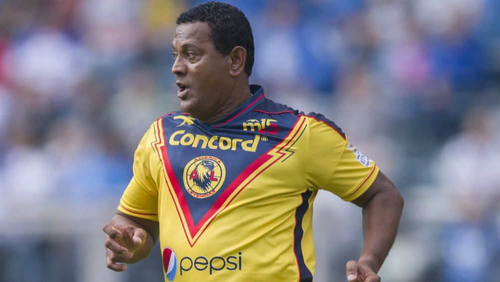 Negro Santos, en un partido de Leyendas