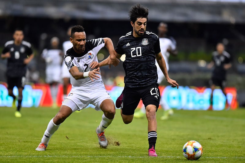 Rodolfo Pizarro en un duelo con la Selección en el Azteca 