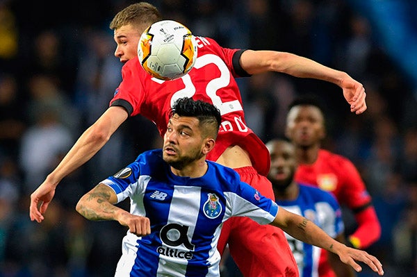 El mexicano disputa el balón en el partido contra Bayer 