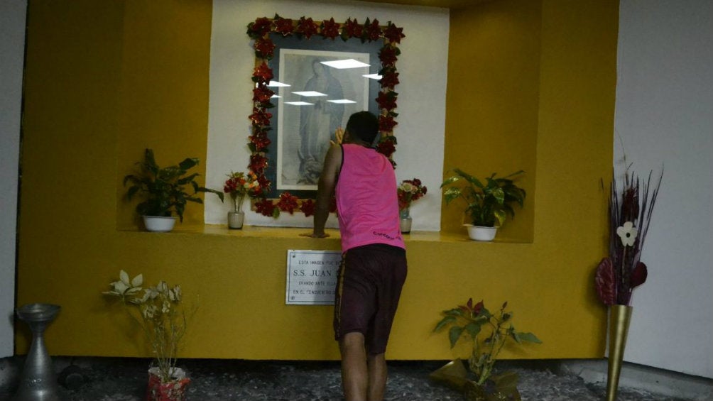 Gordillo enfrente de la Virgen de Guadalupe 