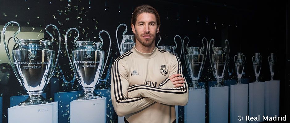 Sergio Ramos posa con las Orejonas del fondo