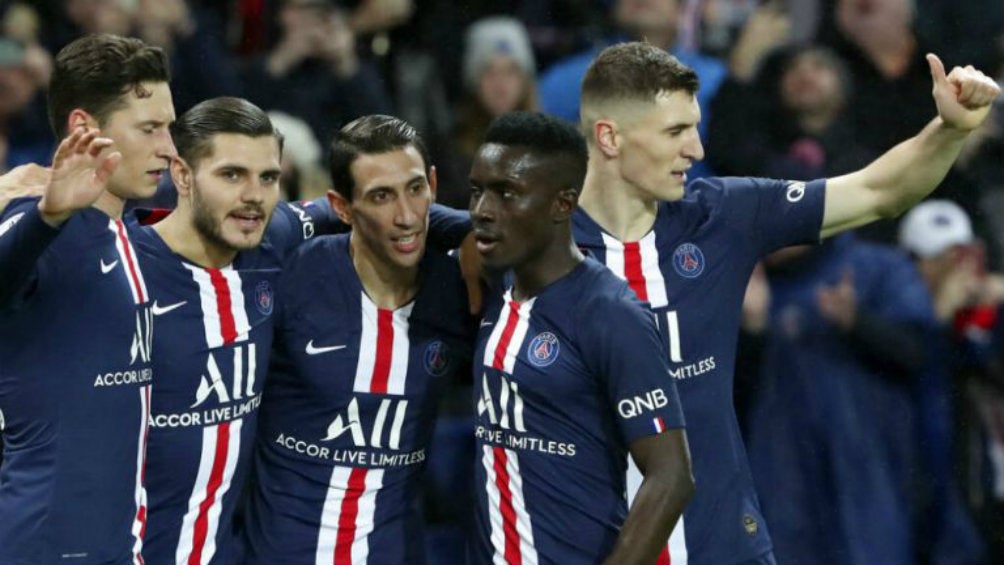 Jugadores del PSG festejan una anotación 