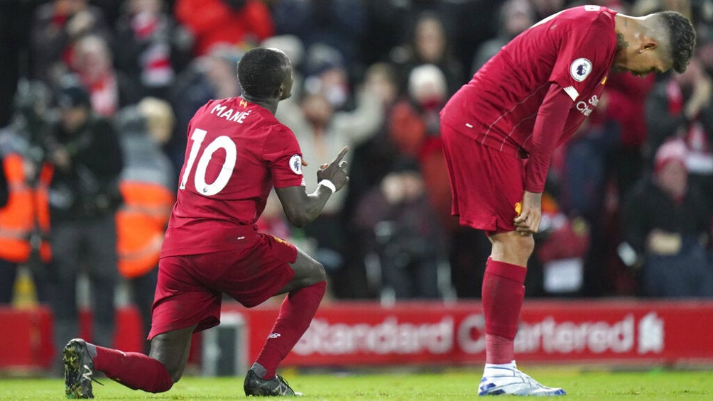 Jugadores del Liverpool se lamentan durante un juego