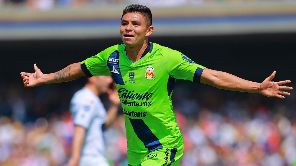 Miguel Sansores celebrando un gol con Monarcas