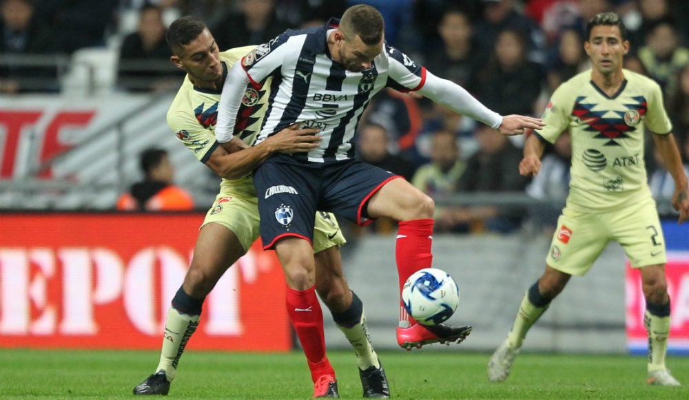 Sebastián Cáceres durante un partido con América