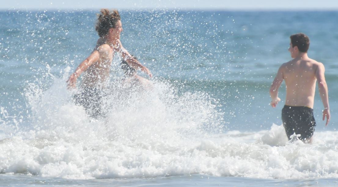 Zverev brinca en las olas del mar de Acapulco