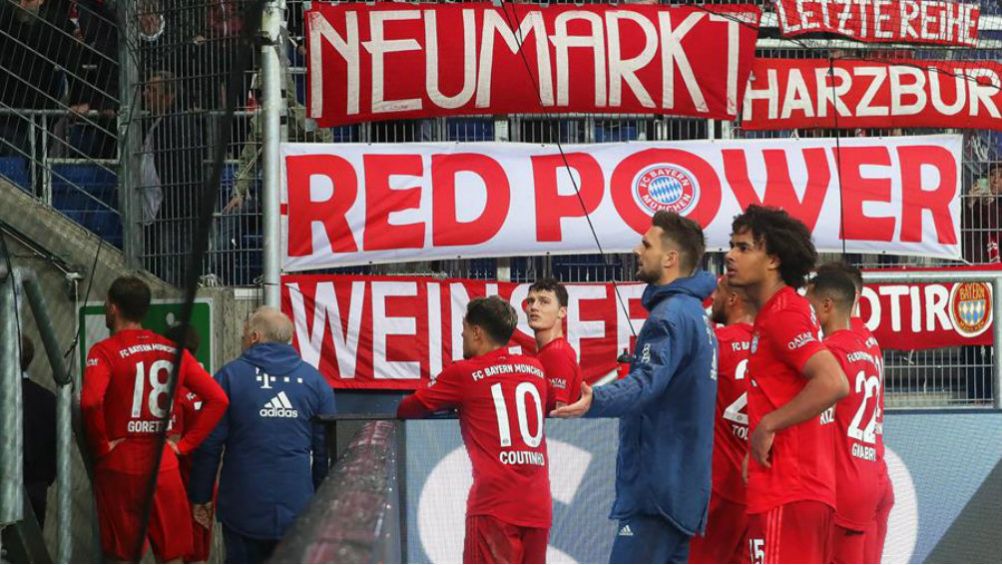 Jugadores del Bayern Munich tratan de calmar a sus aficionados