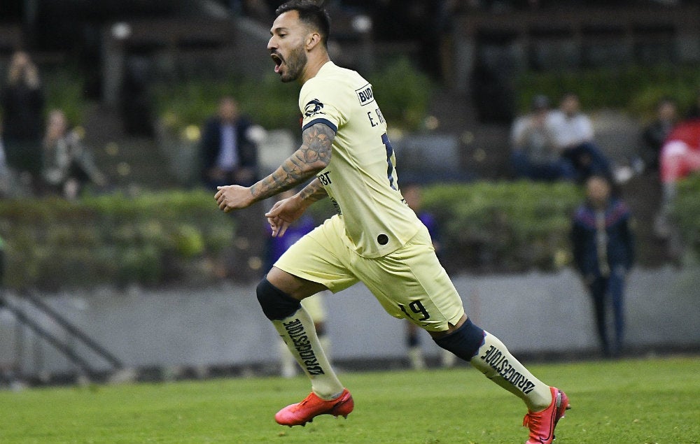 Emanuel Aguilera durante un partido con América