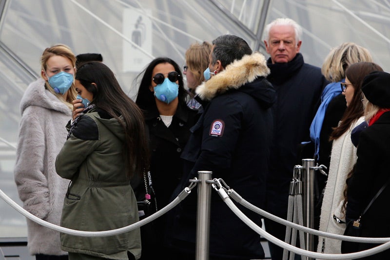 Personas en París usando cubrebocas